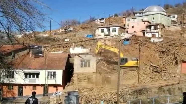 Doğanyol’da Hasarlı Evler Yıkılmaya Başlandı