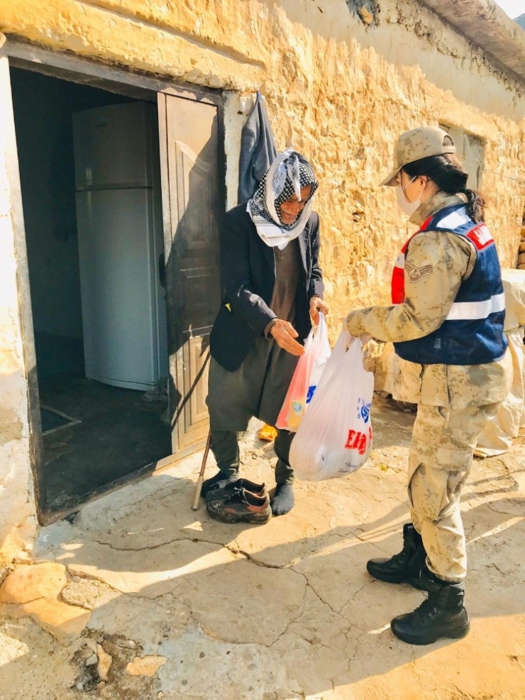 Yaşlı Çiftin İhtiyaçlarını Jandarma Karşıladı