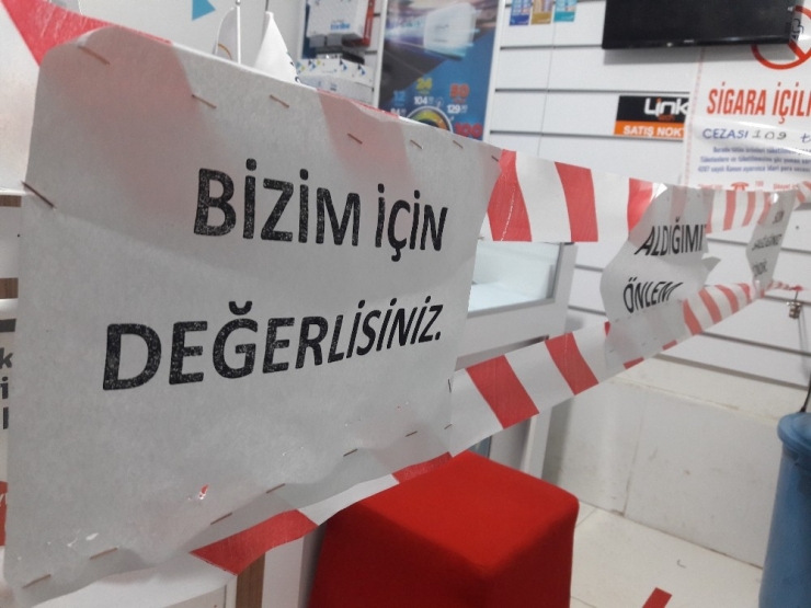 Telefon Dükkanından Müşterilere ’1 Metre Mesafe’ Kuralı