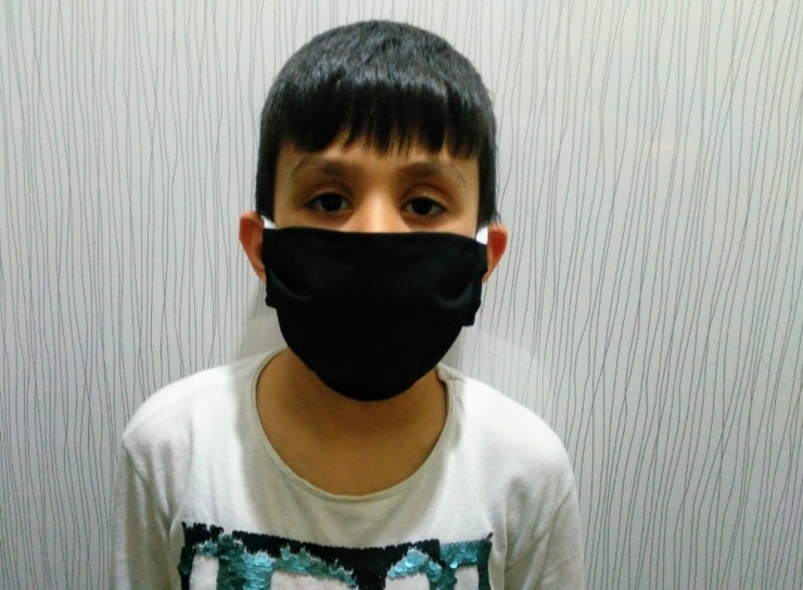 Evde Kendi Maskelerini Yapıyorlar