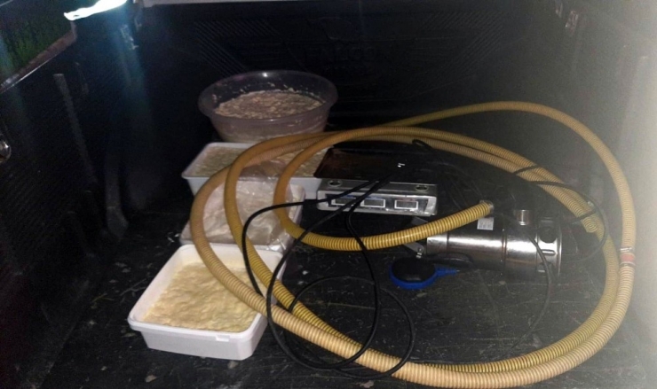 Mersin’de Merdiven Altı Süt Üretimi Yapılan İmalathaneye Baskın