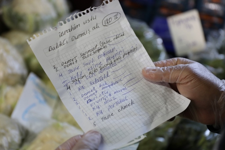 Yabancılar Yaşlı Türk Komşuları İçin Alışveriş Yaptı