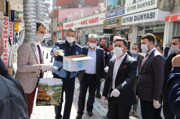 Belediye Başkanı Rasim Arı, Vatandaşlara Maske, Eldiven Ve Kolonya Dağıttı