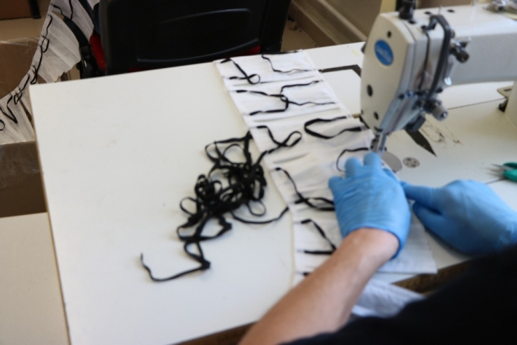 Niğde’de Hükümlüler Günlük 20 Bin Adet Maske Üretiyor