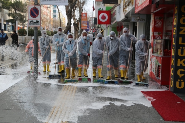 Niğde’de Cadde Ve Kaldırımlar Dezenfekte Ediliyor
