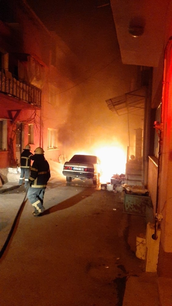 Park Halindeki Otomobil Alev Alev Yandı