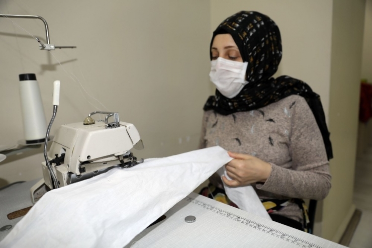 Eğitmenlerden Gönüllü Maske Üretimi