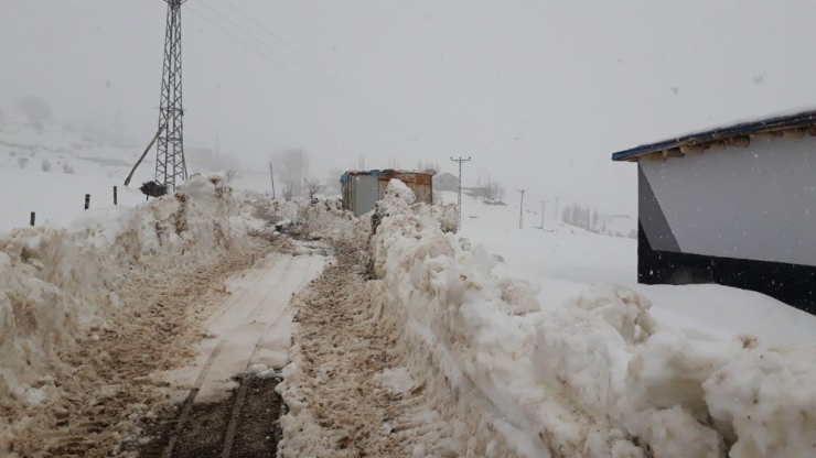 Beytüşşebap’ta Kar Nedeni İle Kapanan Köy Yolları Açılıyor