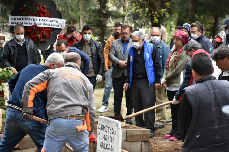 Tekne İle Çıktıkları Denizde Kaybolup Hayatlarını Kaybeden Arkadaşlar Toprağa Verildi