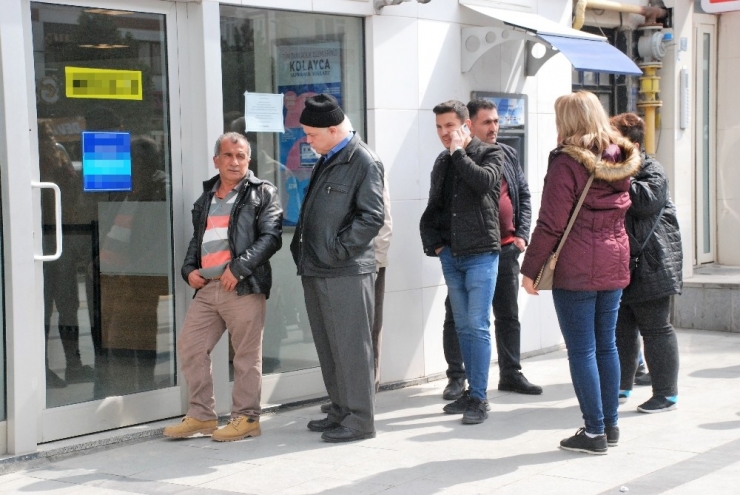 Banka Kuyruğuna Girenler Sosyal Mesafeye Dikkat Etmedi