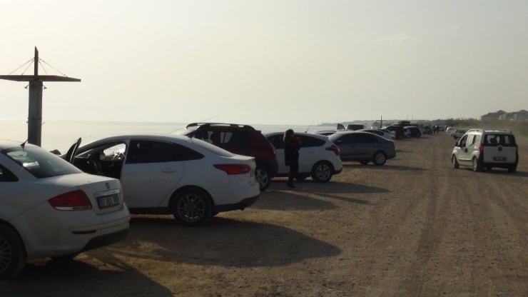 "Evde Kal"mayıp Deniz Kenarına Akın Ettiler