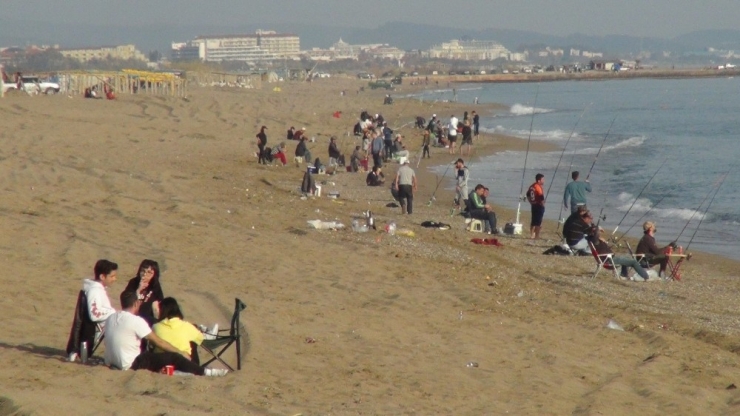 "Evde Kal"mayıp Deniz Kenarına Akın Ettiler