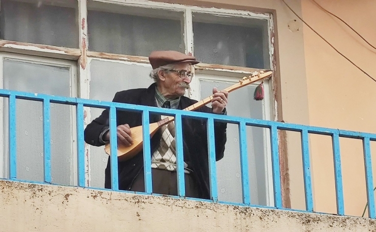 96 Yaşındaki Dede Curasını Aldı, Balkondan "Evde Kalın"mesajı Verdi