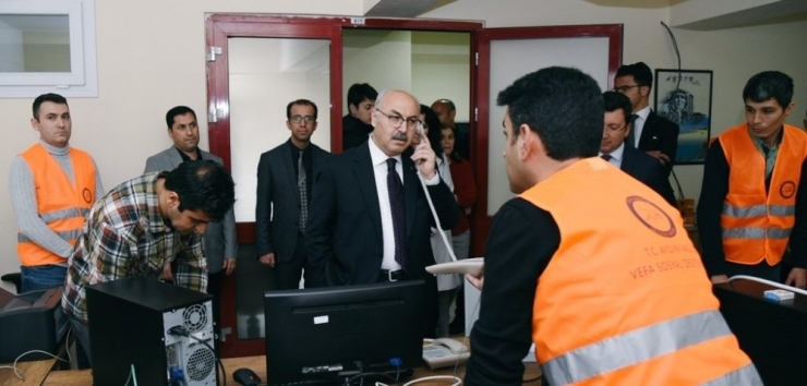 Vali Köşger, Vefa Sosyal Destek Çağrı Merkezi’ni Ziyaret Etti