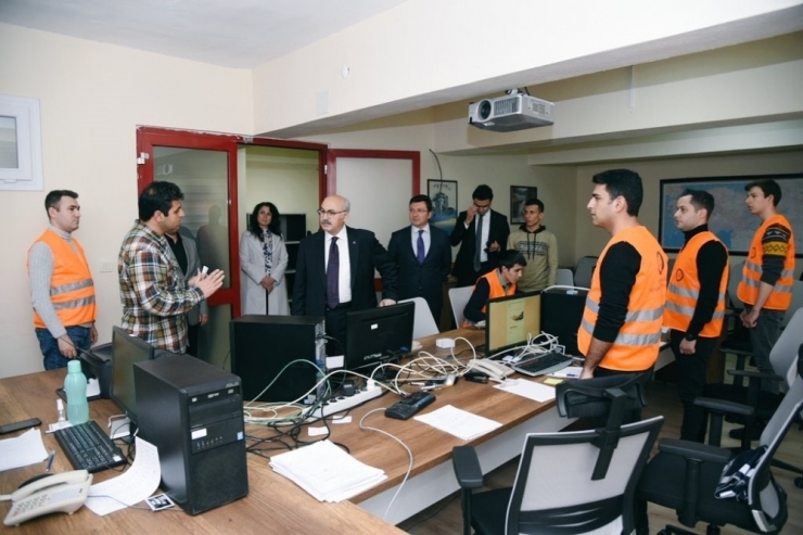 Vali Köşger, Vefa Sosyal Destek Çağrı Merkezi’ni Ziyaret Etti