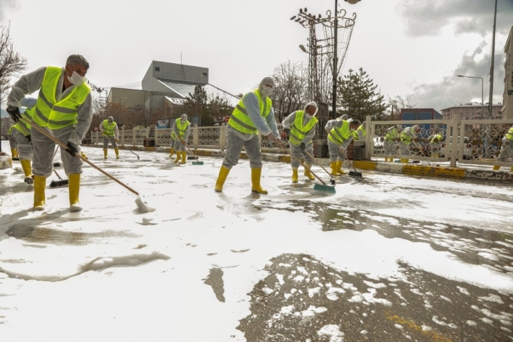 İpekyolu’nda Caddeler Köpüklü Suyla Yıkanarak Dezenfekte Edildi