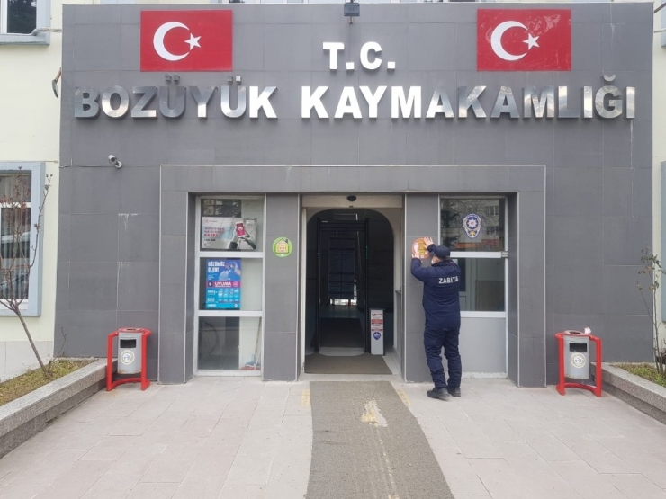 Vatandaşların Yoğun Kullandığı Yerlere "Sağlığın İçin Evde Kal" Etiketi Yapıştırıldı