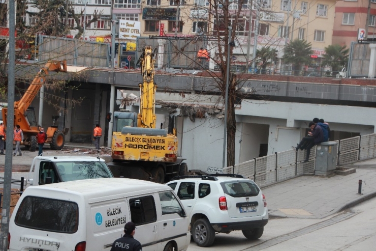 Ellerinde Çekirdek Bina Yıkımını Film İzler Gibi Seyrettiler