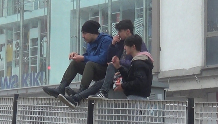 Ellerinde Çekirdek Bina Yıkımını Film İzler Gibi Seyrettiler