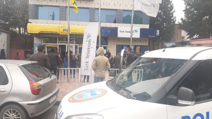 Polisten Kalabalığa Megafonlu ‘Mesafeli Kal’ Uyarısı