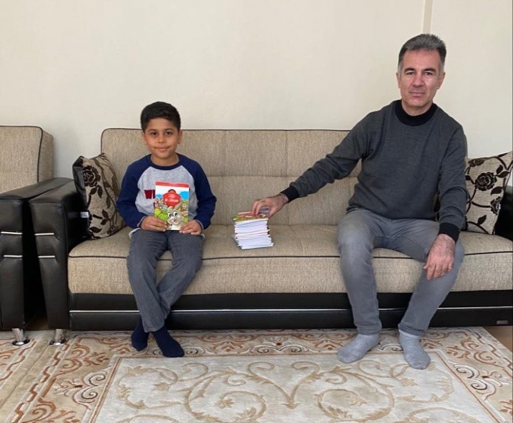 Öğretmenden Öğrencilerin Evlerine Kitap Servisi