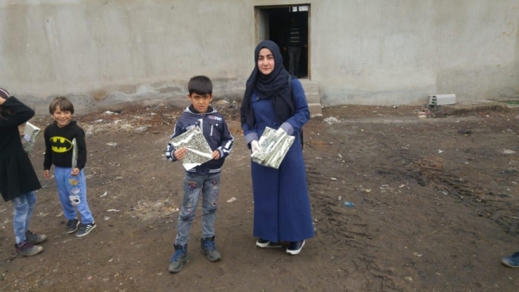 Öğretmenler Ev Ev Dolaşıp Öğrencilere Kitap Hediye Etti