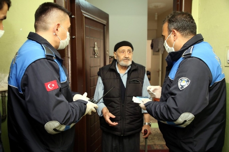 Akdeniz Zabıtası Yaşlıların Hizmetinde