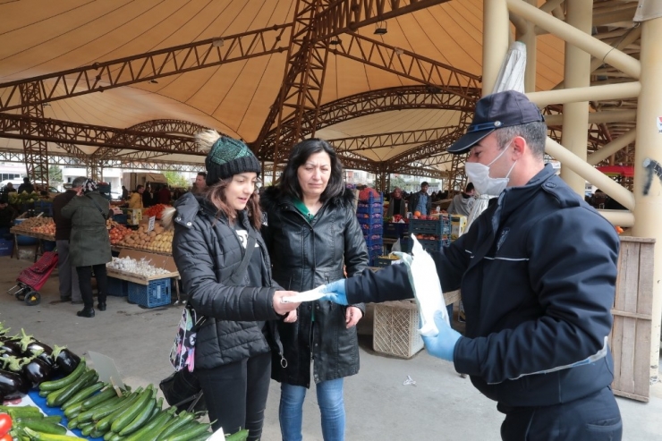 Akhisar’da Zabıta Ekipleri Cuma Pazarında Koruyucu Maske Dağıttı