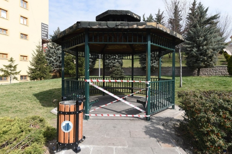 Altındağ’da Parklardaki Banklar Kaldırıldı