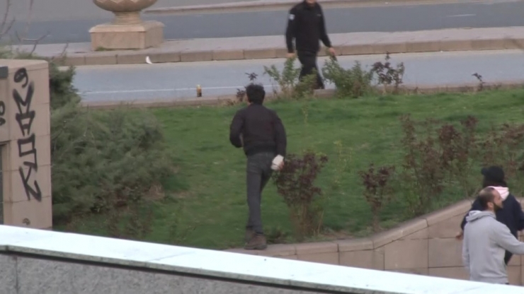 Başkent’te Liselilerden Taşlı Sopalı Laf Atma Kavgası