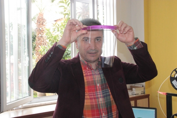 Alanya’da Sağlık Çalışanları İçin Yüz Koruyucu Maske Üretiliyor