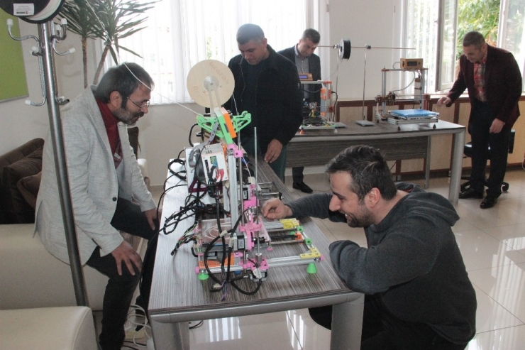 Alanya’da Sağlık Çalışanları İçin Yüz Koruyucu Maske Üretiliyor