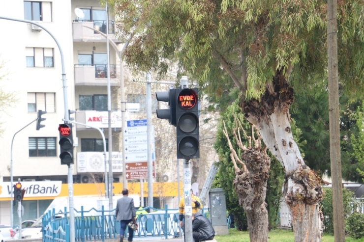 Aydın’da Trafik Lambalarına ’Evde Kal’ Uyarısı Yapıştırıldı