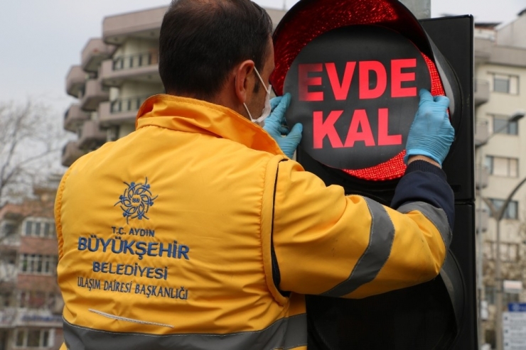 Aydın’da Trafik Lambalarına ’Evde Kal’ Uyarısı Yapıştırıldı