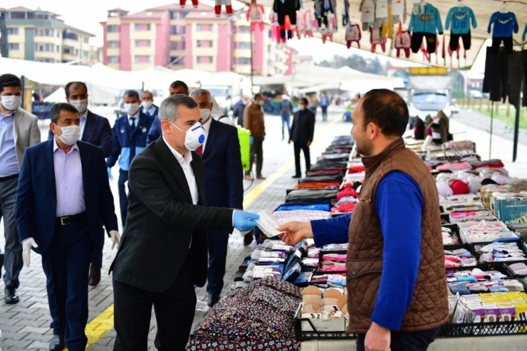 Başkan Çınar, Maske Ve Eldiven Dağıttı, Uyarılarda Bulundu