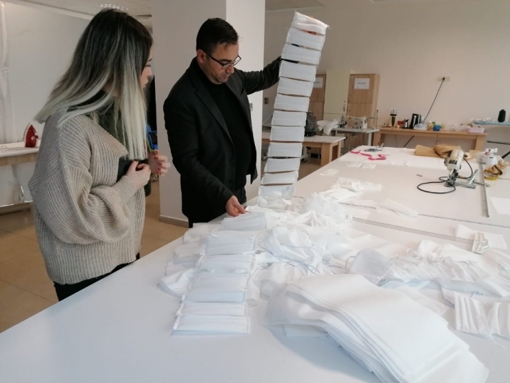 Biga Belediyesi Maske Ve Koruyucu Kıyafet Üretiyor