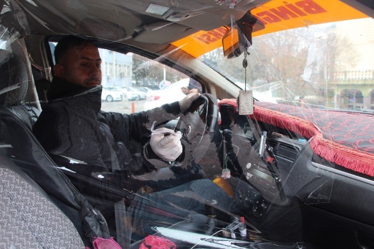 Taksiciden Korona Virüsüne Karşı Şeffaf Kabin