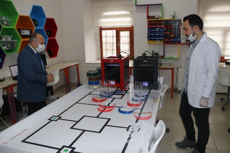 Bitlis’te Özel Siper Koruyucu Maske Üretiliyor