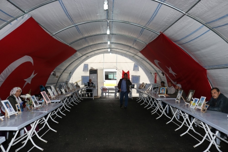 Hdp Önündeki Ailelerin Evlat Nöbeti 207’inci Gününde