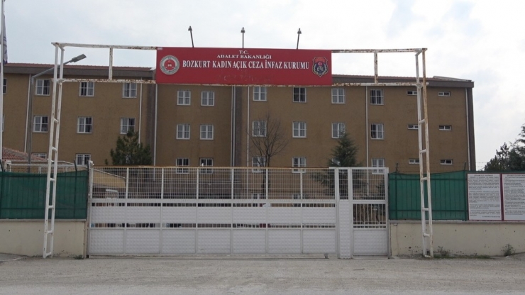 Denizli’de Kadın Hükümlüler Günde 12 Bin Maske Üretiyor