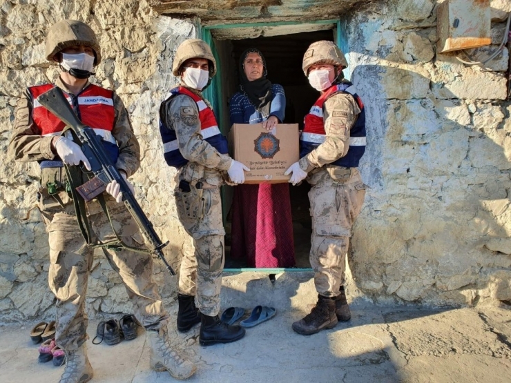 Jandarma Ekipleri Yaşlıların Yardımına Koştu