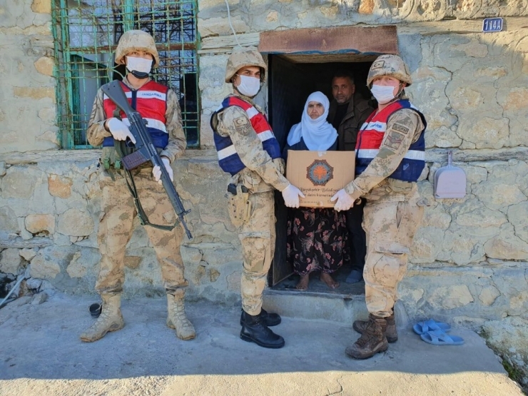 Jandarma Ekipleri Yaşlıların Yardımına Koştu