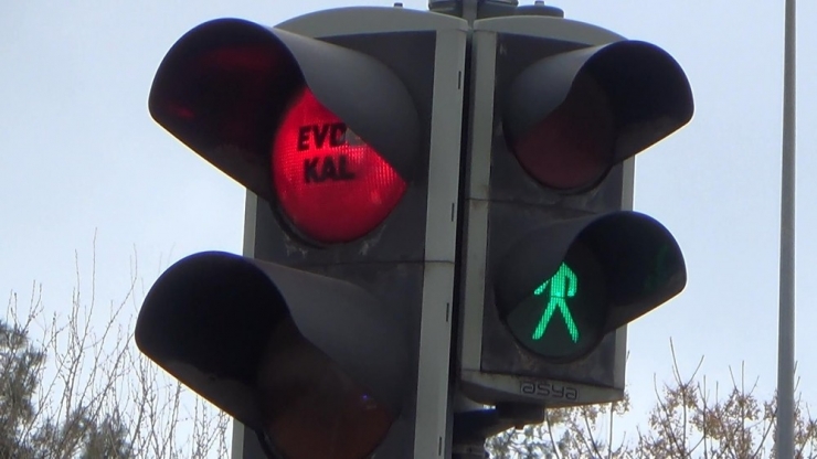 Diyarbakır’da Trafik Işıklarına ’Evde Kal’ Yazısı Yansıtıldı