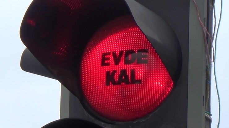 Diyarbakır’da Trafik Işıklarına ’Evde Kal’ Yazısı Yansıtıldı