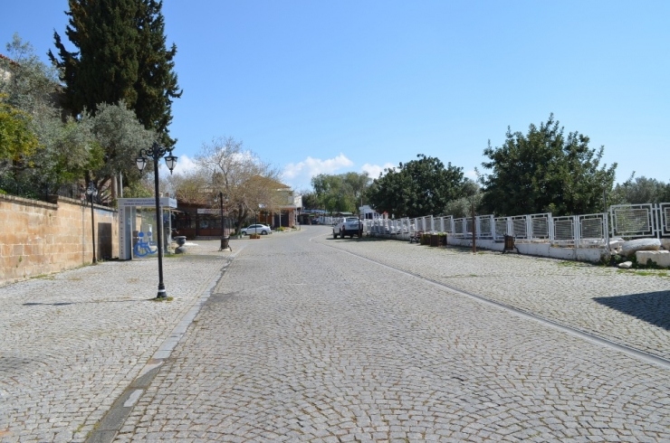 Apollon Tapınağı Ve Çevresi Sessizliğe Büründü