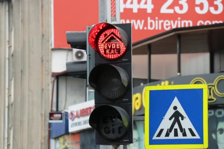 Sakarya’da Trafik Işıklarında Korona Virüse Karşı, ‘Evde Kal’ Ve ‘Eve Git’ Çağrısı