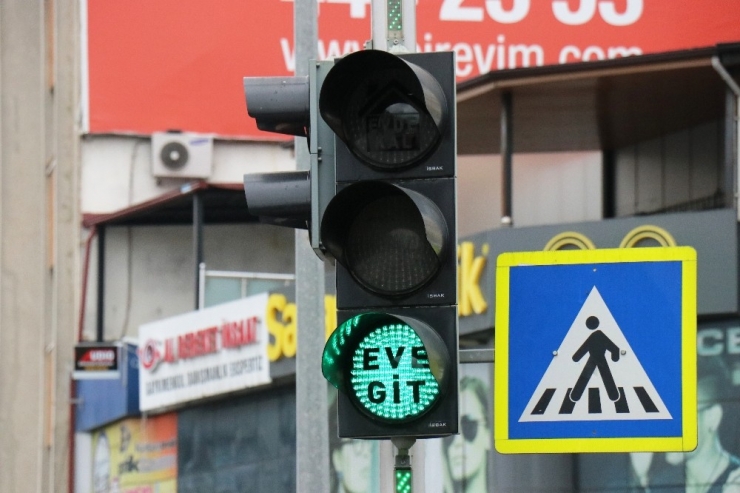 Sakarya’da Trafik Işıklarında Korona Virüse Karşı, ‘Evde Kal’ Ve ‘Eve Git’ Çağrısı