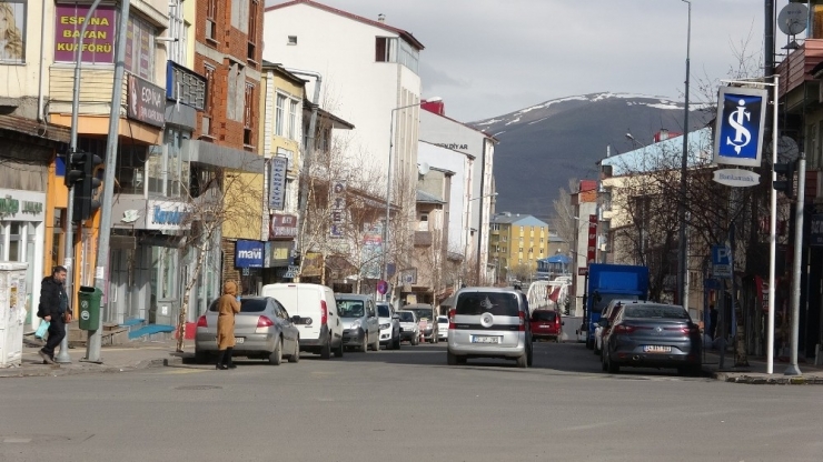 Polis Ekipleri Anons Yapmaya Başladı: "Evde Kalın"