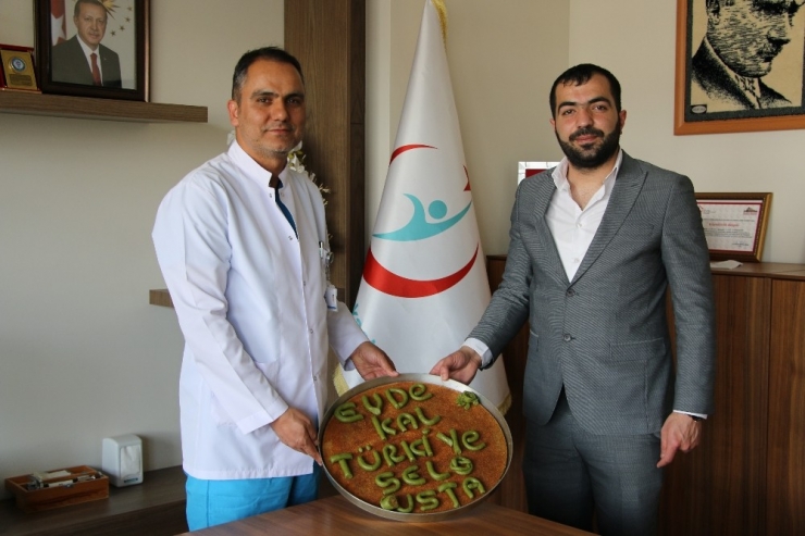 Elazığlı Esnaftan, Sağlık Çalışanlarına Moral Tatlısı