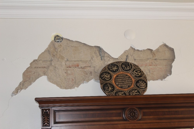 Depremzede Evi Hasarlı Olmasına Rağmen "Evde Kal" Çağrısına Uyuyor